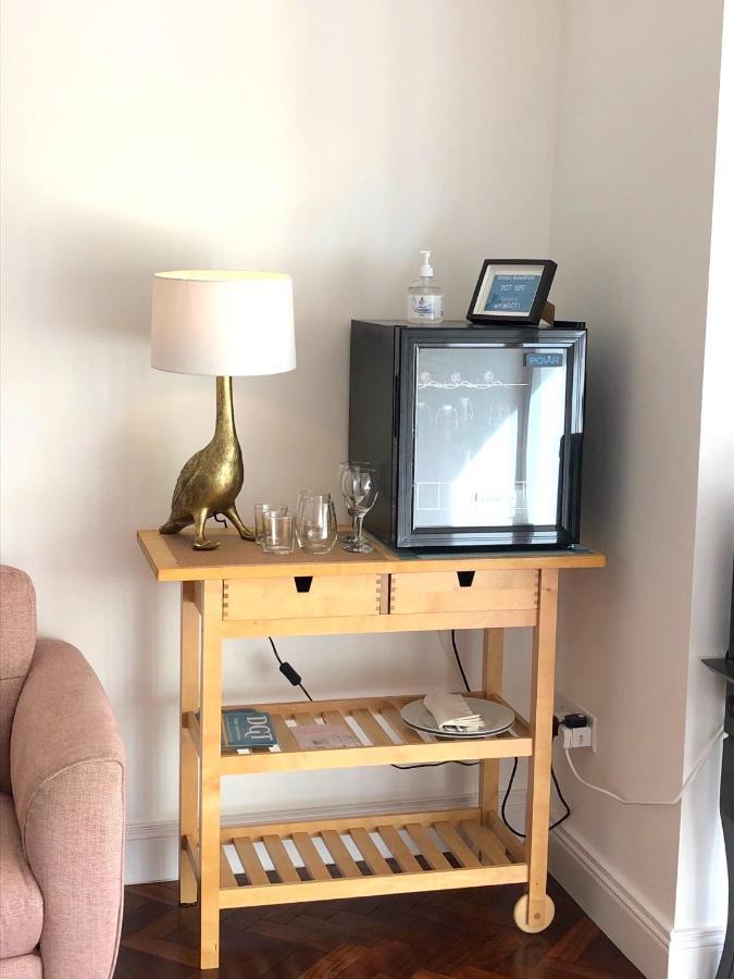 Dingle Garden Townhouse Bed & Breakfast Екстериор снимка A mini-fridge in a hotel room