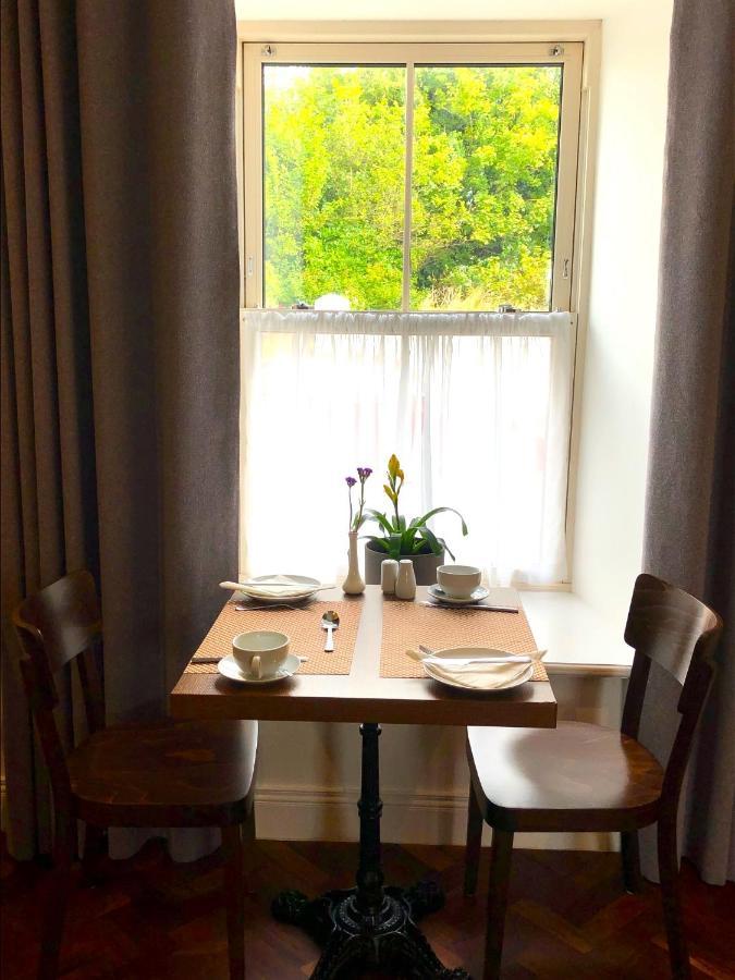 Dingle Garden Townhouse Bed & Breakfast Екстериор снимка A table set for breakfast