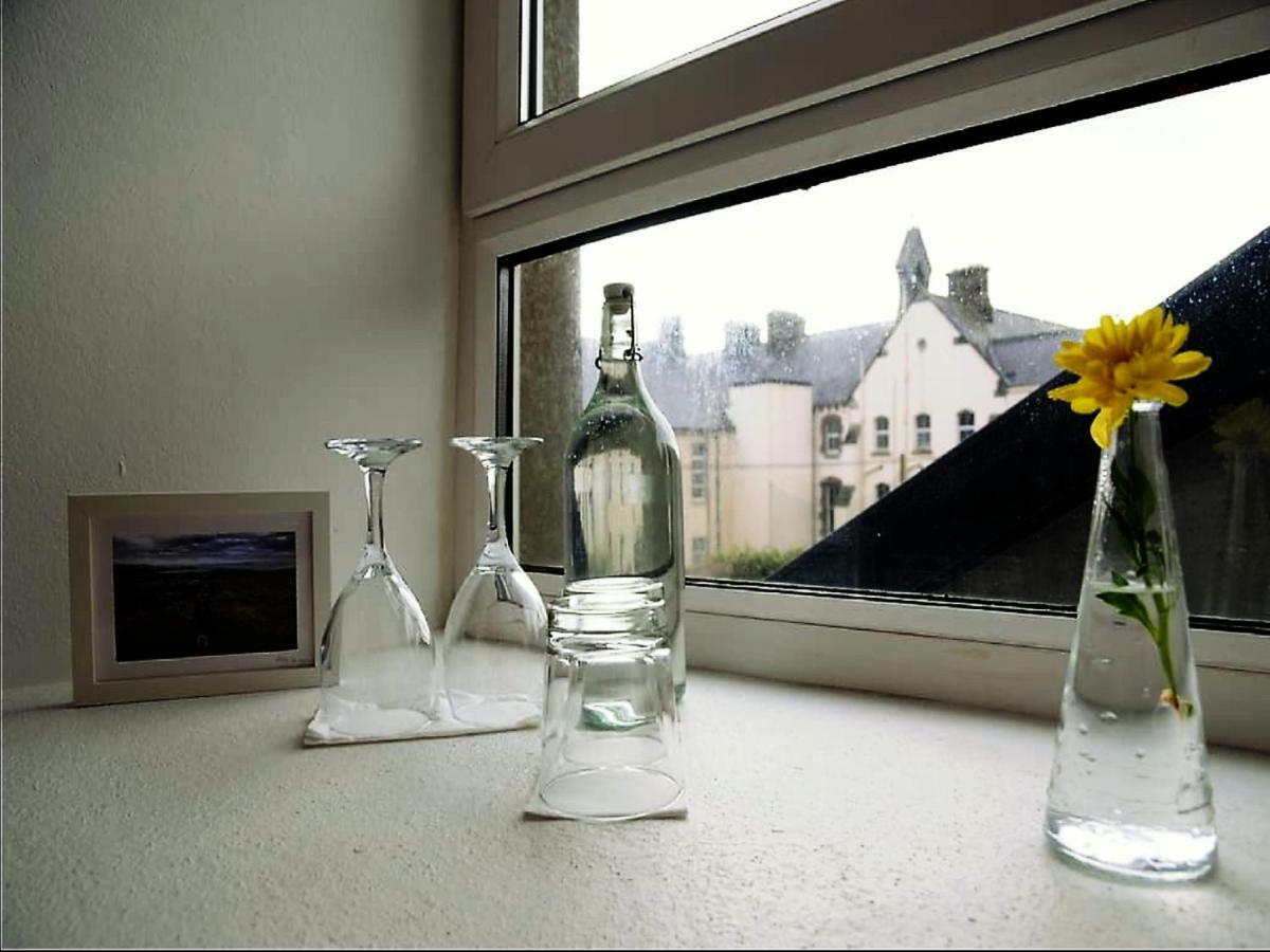 Dingle Garden Townhouse Bed & Breakfast Екстериор снимка A windowsill