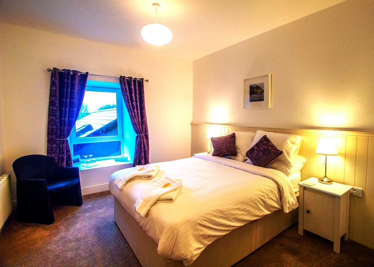 Dingle Garden Townhouse Bed & Breakfast Екстериор снимка A bedroom at the Old Post Office