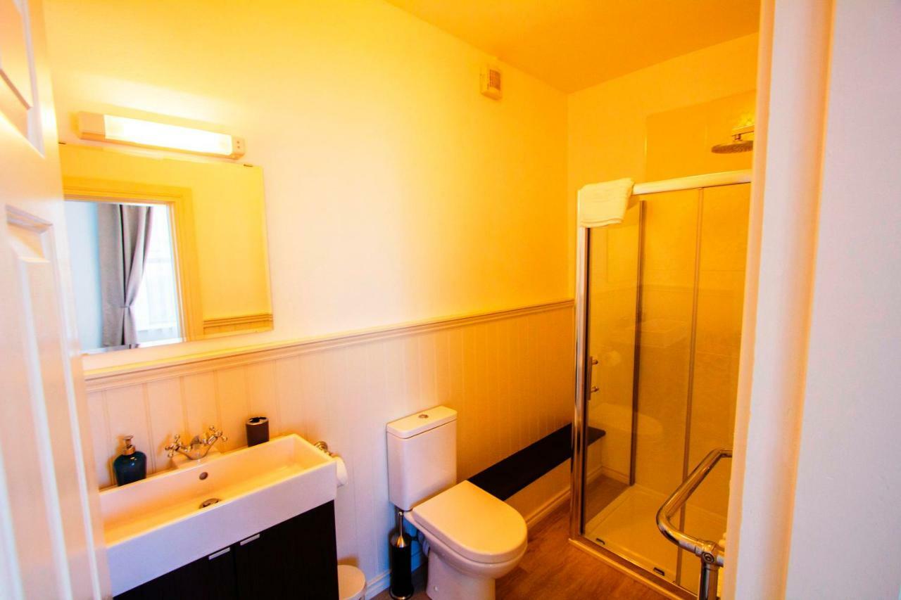 Dingle Garden Townhouse Bed & Breakfast Екстериор снимка A typical bathroom in a student house