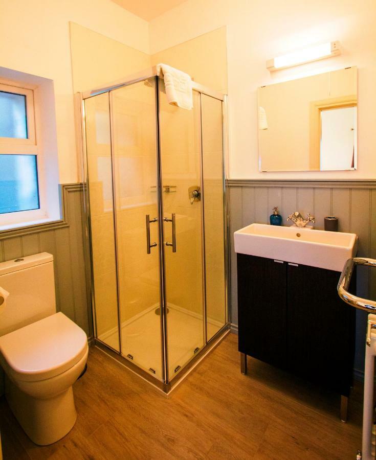 Dingle Garden Townhouse Bed & Breakfast Екстериор снимка A shower enclosure